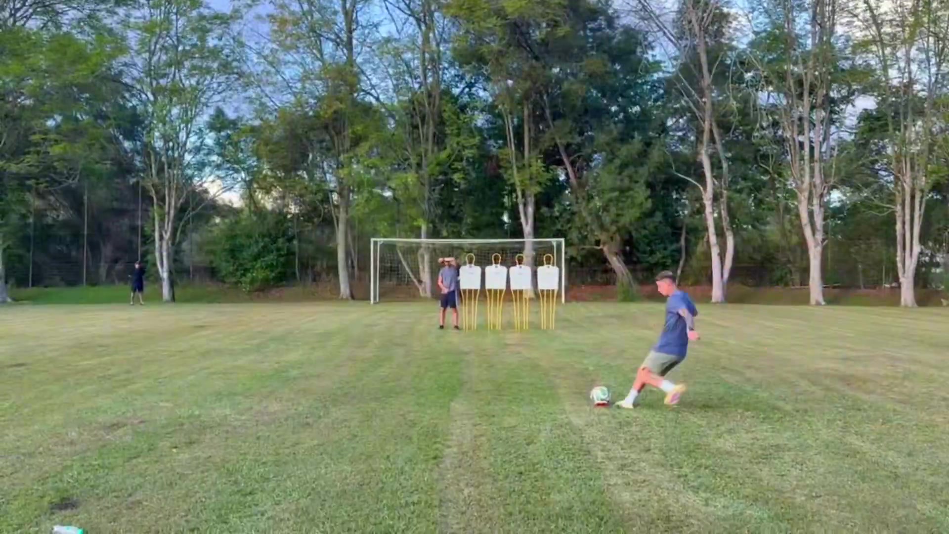 1xBET入口-秀脚法！34岁J罗晒任意球连续破门视频，目前尚未找到新球队