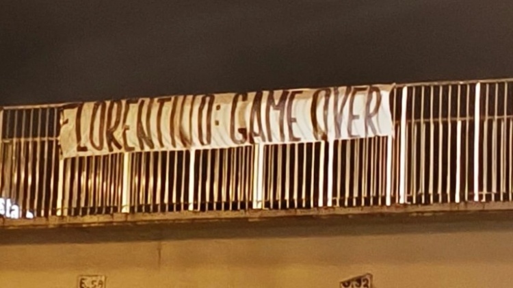 1xBET链接-皇马球迷挂横幅抗议：弗洛伦蒂诺，失败接着失败，江郎才尽的主席